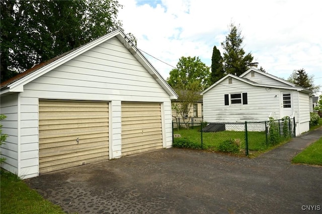 801 Ballantyne Rd, Syracuse, NY 13207 - view of detached garage
