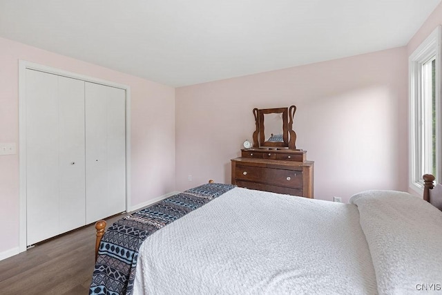 4962 Tall Oaks Dr, Manlius, NY 13066 - bedroom with wood finished floors and a closet