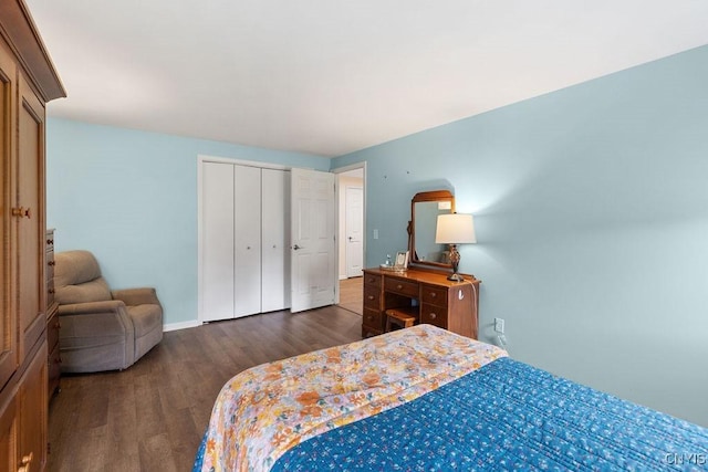 4962 Tall Oaks Dr, Manlius, NY 13066 - bedroom featuring dark wood finished floors and a closet