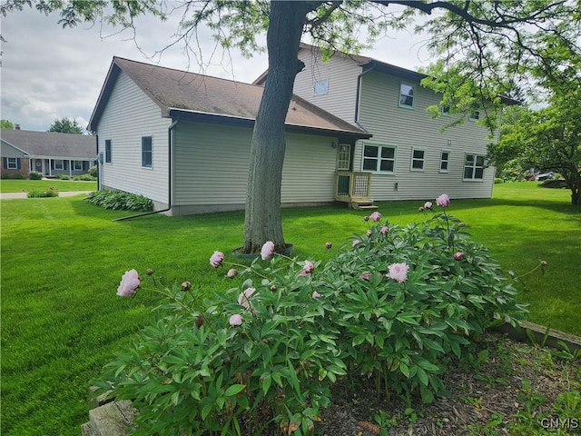6 Heather Woods Ct, Skaneateles, NY 13152 - rear view of house featuring a lawn