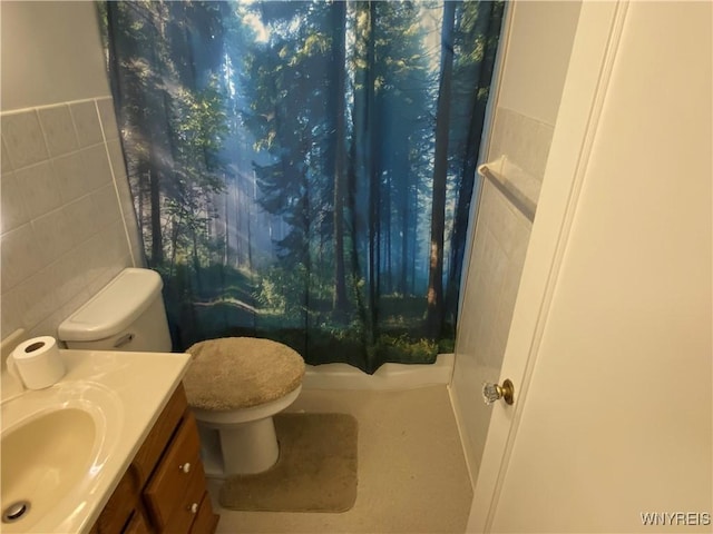 5780 Sheridan Dr, Amherst, NY 14221 - full bath featuring toilet, tile walls, vanity, and shower / tub combo with curtain