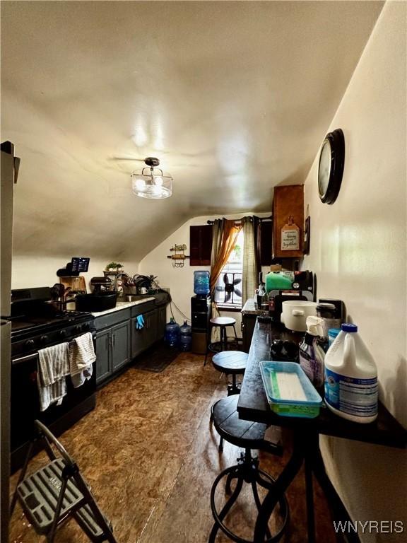 761 4th St, Niagara Falls, NY 14301 - home office with lofted ceiling