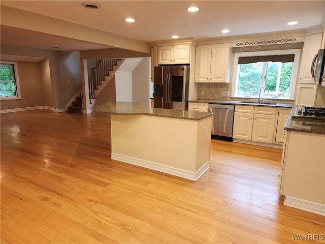 6731 Chestnut Ridge Rd, Orchard Park, NY 14127 - kitchen featuring stainless steel appliances, a sink, plenty of natural light, light wood-style flooring, and recessed lighting