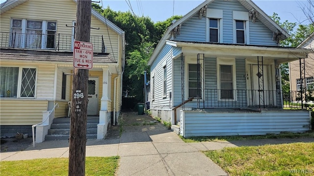 198 Mulberry St, Buffalo, NY 14204 - view of front facade with a porch