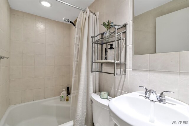 849 Delaware Ave Unit 205, Buffalo, NY 14209 - bathroom featuring a sink, shower / bath combo, tile walls, toilet, and recessed lighting