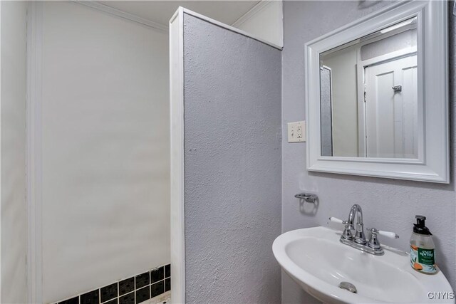 621 N Hycliff Dr, Watertown-City, NY 13601 - bathroom with a sink and a textured wall
