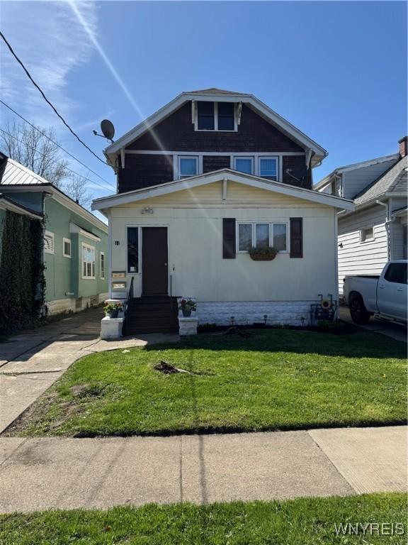 44 Freeman St, Buffalo, NY 14215 - traditional style home with entry steps and a front lawn