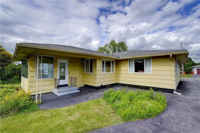 41 Leicestershire Rd, Irondequoit, NY 14621 - view of front of home featuring a front yard