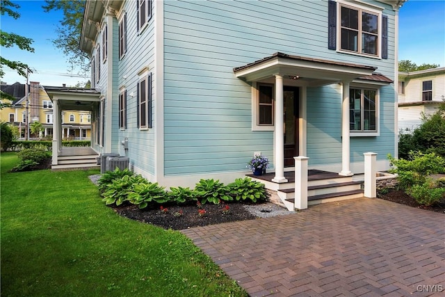 149 E Genesee St, Skaneateles, NY 13152 - entrance to property featuring a yard