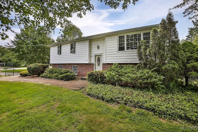 831 W Gebhard Ln, Alden, NY 14004 - split foyer home with a front lawn