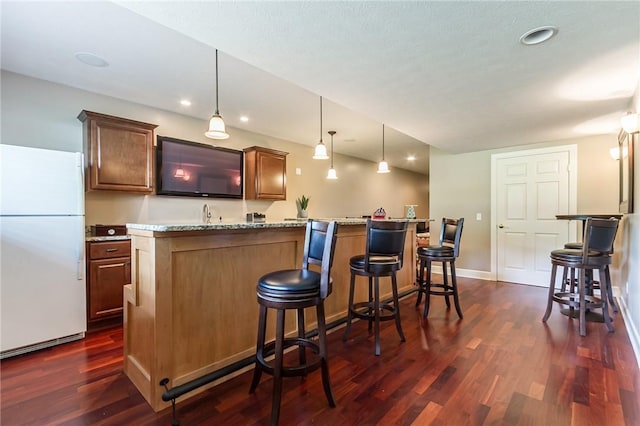 6305 Candlelight Run, Victor, NY 14564 - indoor wet bar with freestanding refrigerator, dark wood-style floors, recessed lighting, decorative light fixtures, and baseboards