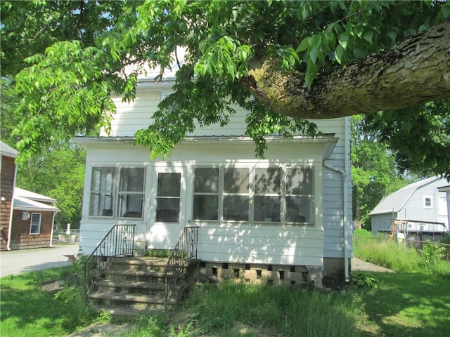 95 Wadsworth Ave, Avon, NY 14414 - rear view of property with a sunroom
