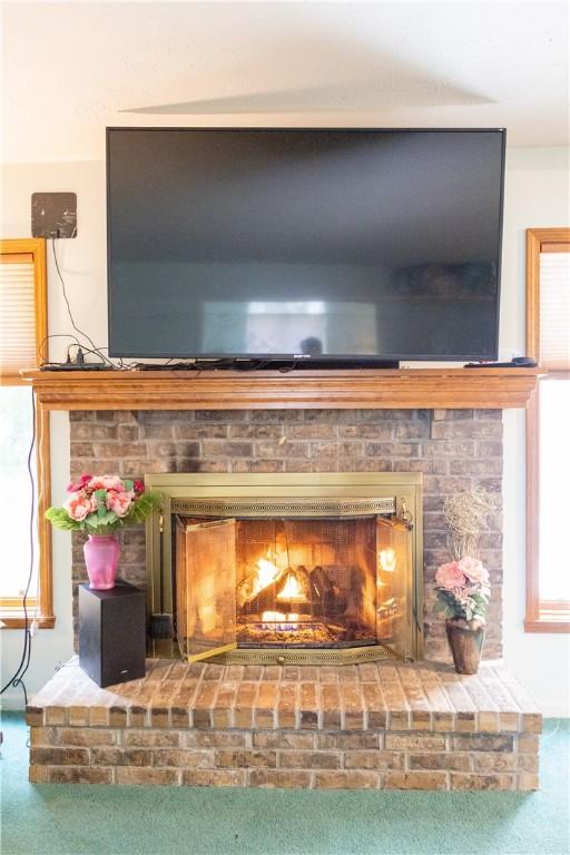 179 Kentucky Xing, Greece, NY 14612 - detailed view of a fireplace and carpet floors