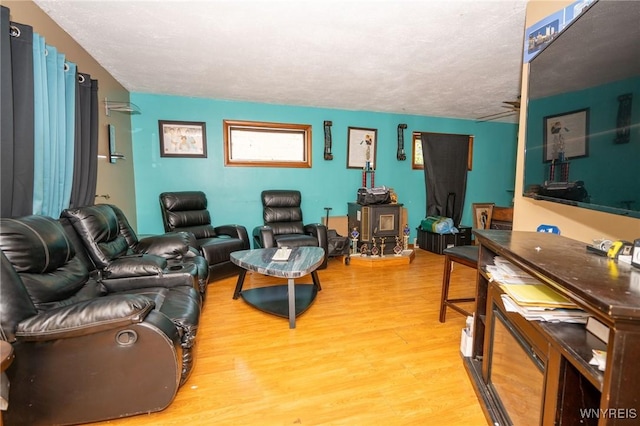 639 36th St, Niagara Falls, NY 14301 - living room featuring light wood-style floors and a ceiling fan