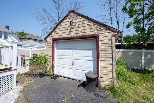 639 36th St, Niagara Falls, NY 14301 - detached garage featuring driveway