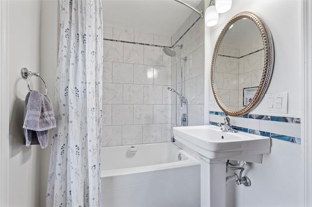 13385 Seneca St, Savannah, NY 13146 - full bath featuring shower / tub combo with curtain