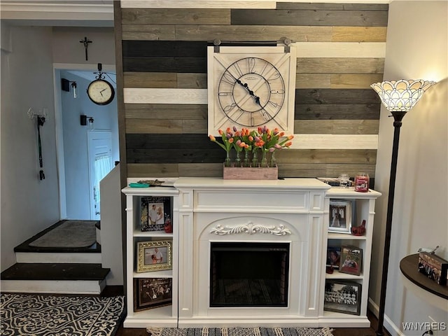 130 S 6th St, Olean-City, NY 14760 - detailed view of wood walls