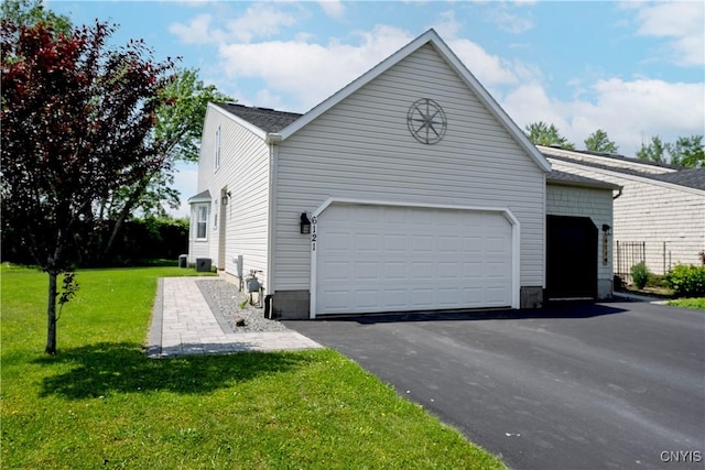 6121 Diffin Rd, Cicero, NY 13039 - view of front facade with a garage, driveway, and a front yard