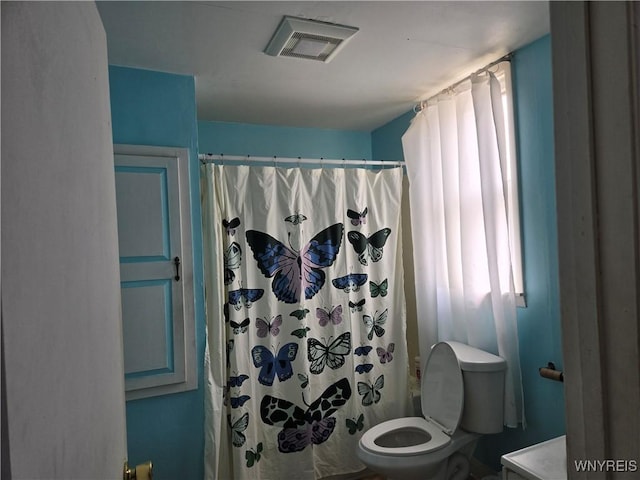 465 Willett St, Buffalo, NY 14206 - full bath featuring toilet and a shower with curtain