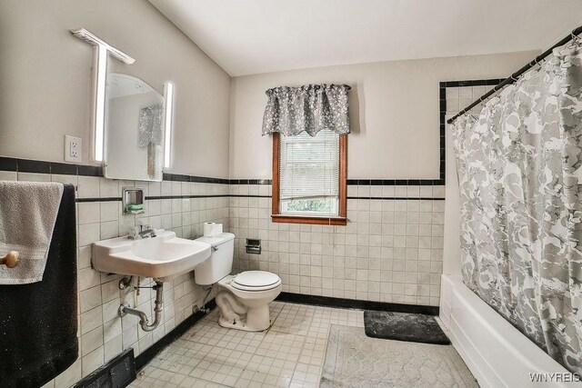 102 Wellworth Pl, Cheektowaga, NY 14225 - full bath featuring toilet, tile walls, a sink, wainscoting, and shower / bathtub combination with curtain