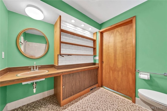 27 Lynn Lea St, Amherst, NY 14221 - full bath with a sink, toilet, baseboards, and recessed lighting