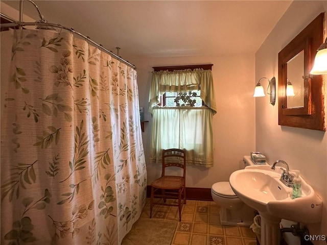 700 Elm St, Rome-Inside, NY 13440 - full bath featuring toilet, baseboards, and curtained shower