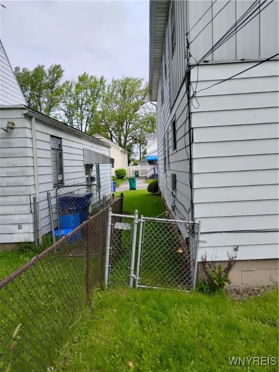 72 Nicholson St, Buffalo, NY 14214 - view of yard featuring a gate