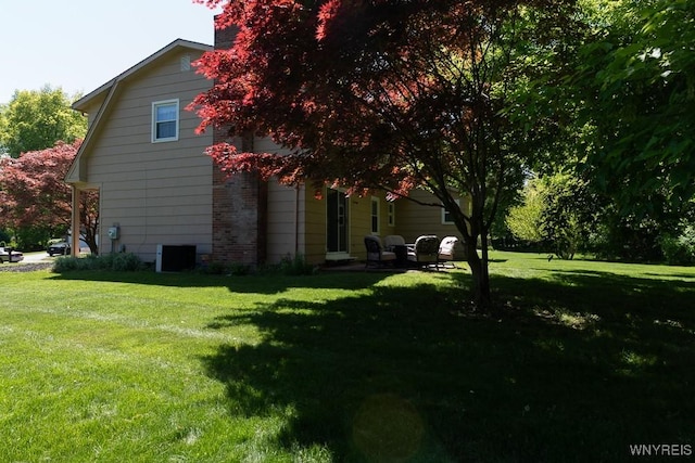 18 Tree Top Dr, Penfield, NY 14625 - view of side of property featuring a yard and a gambrel roof
