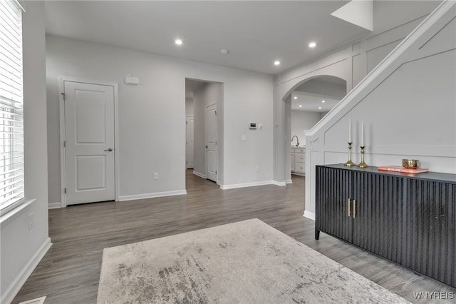 392 Quarry Run, Grand Island, NY 14072 - living room featuring arched walkways, wood finished floors, baseboards, and recessed lighting