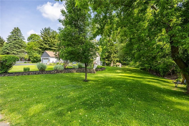 654 Lake Shore Blvd, Irondequoit, NY 14617 - view of green lawn