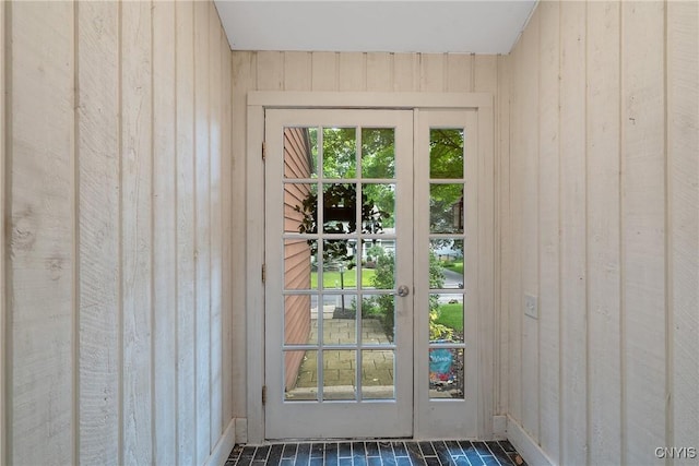 129 Quartz, Camillus, NY 13219 - doorway with wooden walls