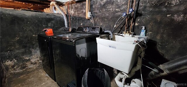 7029 Akron Rd, Lockport Town, NY 14094 - laundry room featuring washer and clothes dryer
