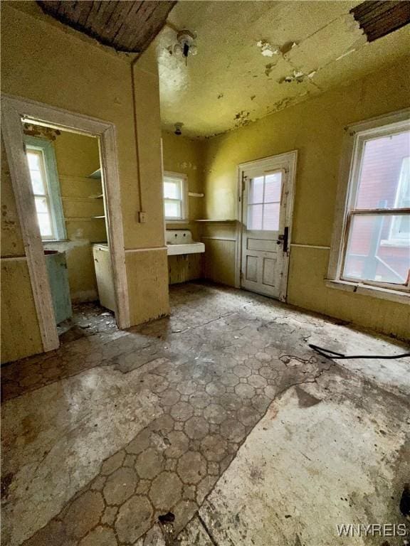628 Elmwood Ave, Niagara Falls, NY 14301 - view of foyer entrance