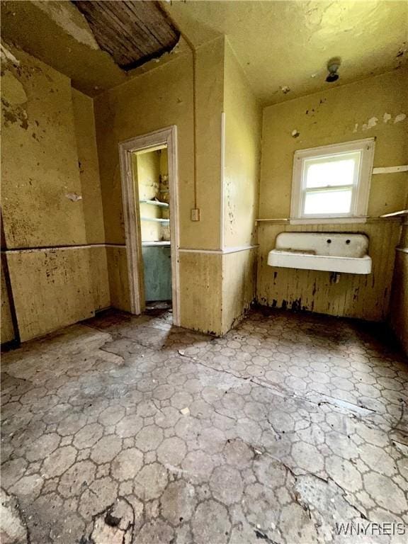 628 Elmwood Ave, Niagara Falls, NY 14301 - bathroom with stone flooring