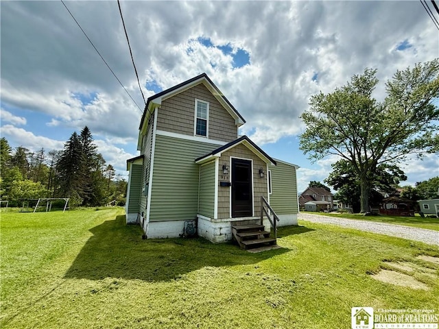 918 Crown St, Olean-City, NY 14760 - view of front facade with entry steps and a front lawn