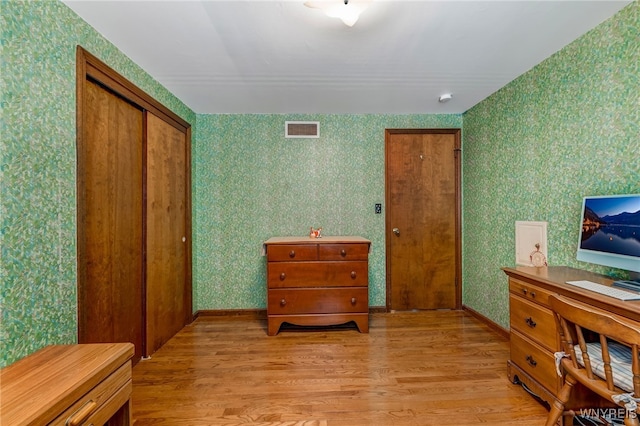 172 Shetland Dr, Amherst, NY 14221 - bedroom featuring wallpapered walls, light wood-style floors, and a closet