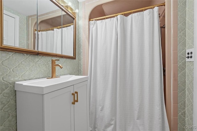 125 Huntshill Rd, Geddes, NY 13209 - bathroom with vanity and curtained shower