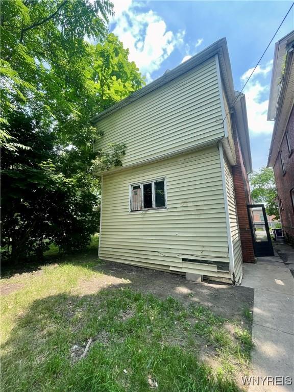 524 10th St, Niagara Falls, NY 14301 - view of side of home