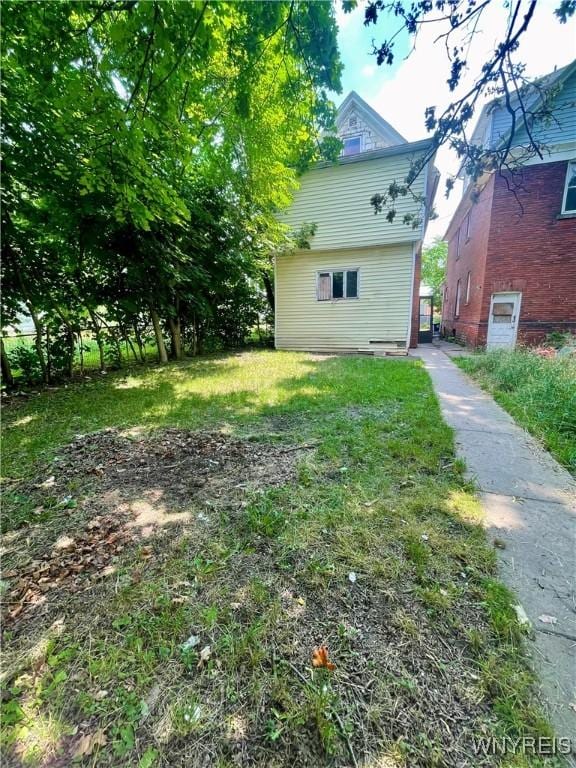 524 10th St, Niagara Falls, NY 14301 - view of grassy yard