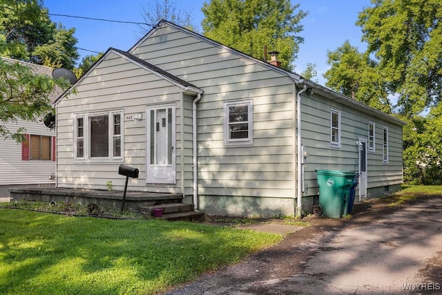 446 77th St, Niagara Falls, NY 14304 - bungalow-style house with a front lawn