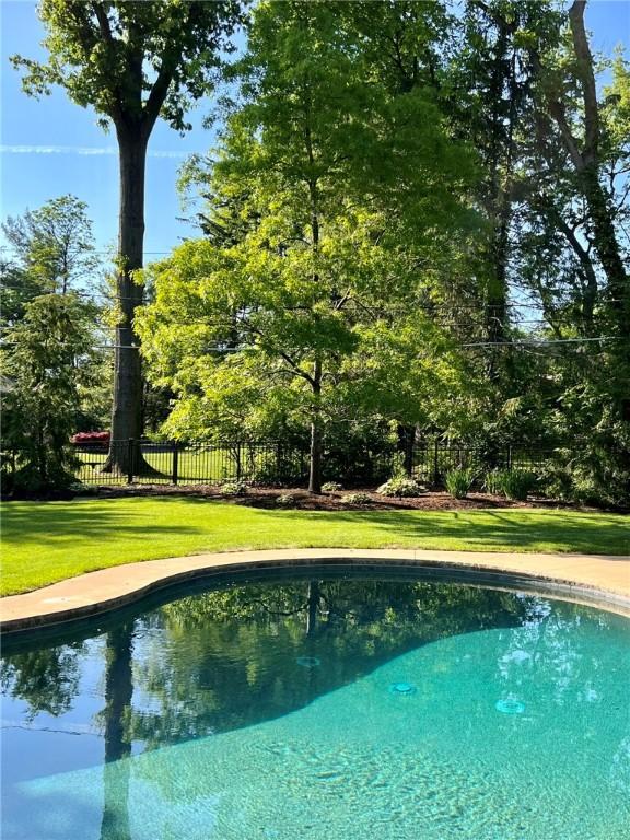 14 Creekside Ln, Pittsford, NY 14618