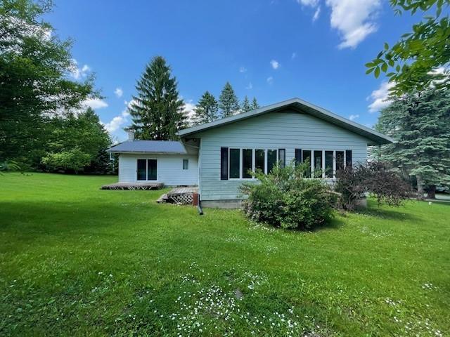 824 Franklin St, Skaneateles, NY 13152 - back of house featuring a lawn