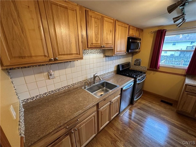 8071 Evesborough Dr, Clay, NY 13041 - kitchen featuring stainless steel appliances, tasteful backsplash, a ceiling fan, dark wood-style floors, and dark countertops