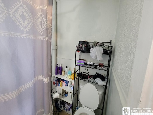 116 Park St, Jamestown, NY 14701 - full bathroom featuring a textured wall and a shower with curtain