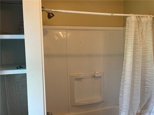 600 Cayuga Dr, Niagara Falls, NY 14304 - full bath with shower / tub combo with curtain
