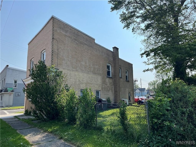 600 Cayuga Dr, Niagara Falls, NY 14304 - view of side of home with brick siding