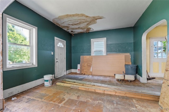 207 Boyden St, Syracuse, NY 13203 - entryway with arched walkways and baseboards