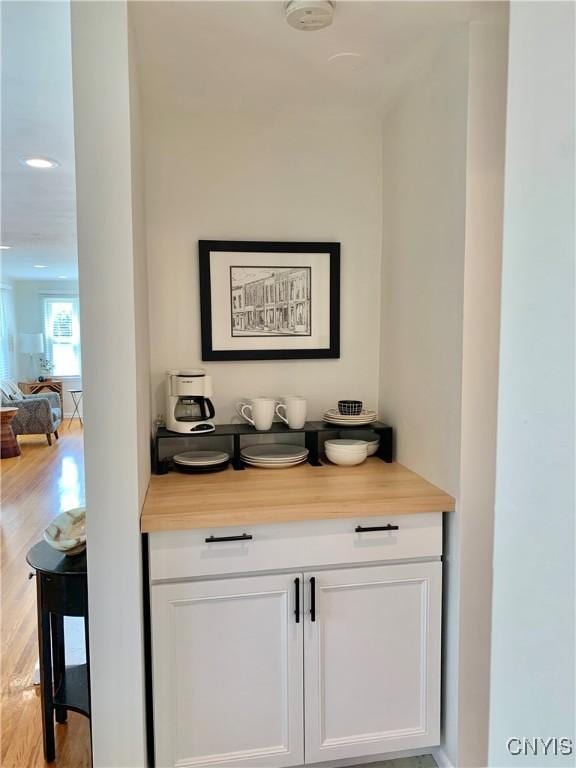 17 Benton Cir, New Hartford, NY 13501 - bar area with light wood finished floors