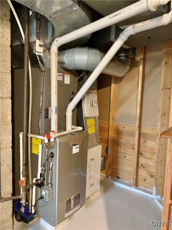 17 Benton Cir, New Hartford, NY 13501 - view of utility room