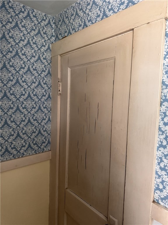 94 Wetmore Park, Rochester, NY 14606 - detailed view of wallpapered walls